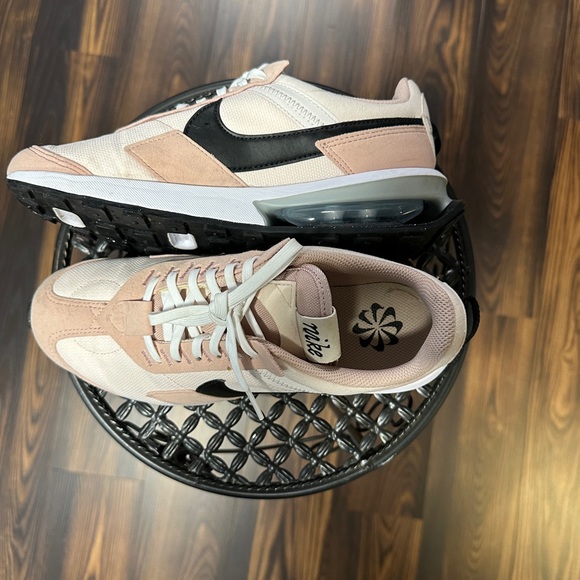 Nike Women's Air Max Pre-Day Shoes - Picture 2 of 3